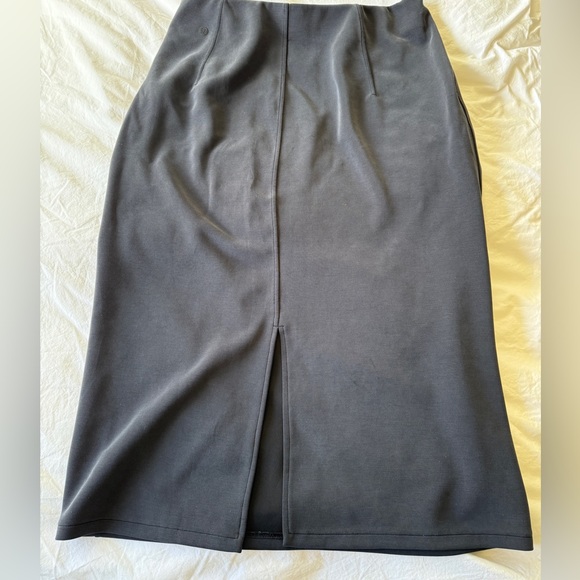 Lululemon Softstreme High Rise Midi Skirt, charcoal (black), size 10 - Picture 3 of 9